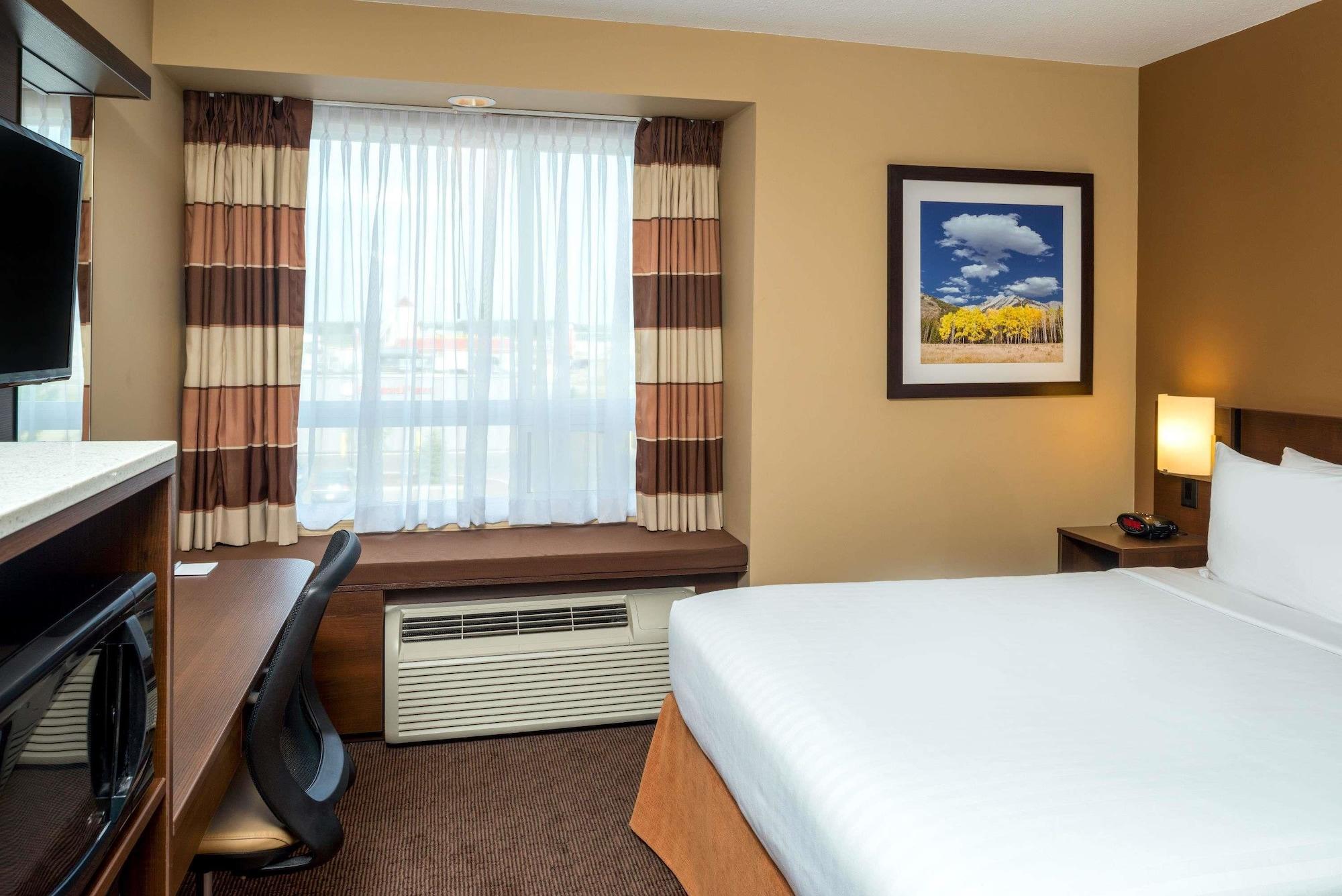 Microtel Inn & Suites By Wyndham Red Deer Esterno foto