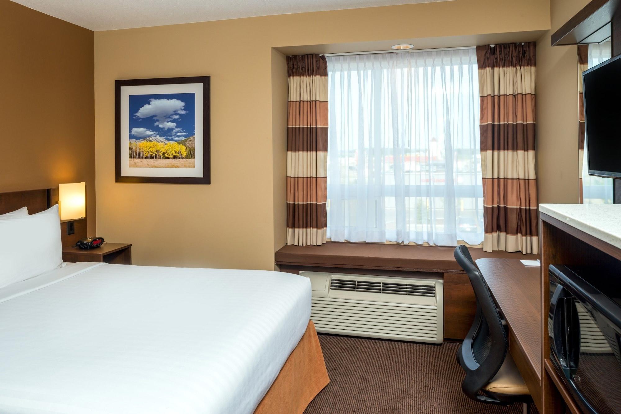 Microtel Inn & Suites By Wyndham Red Deer Esterno foto
