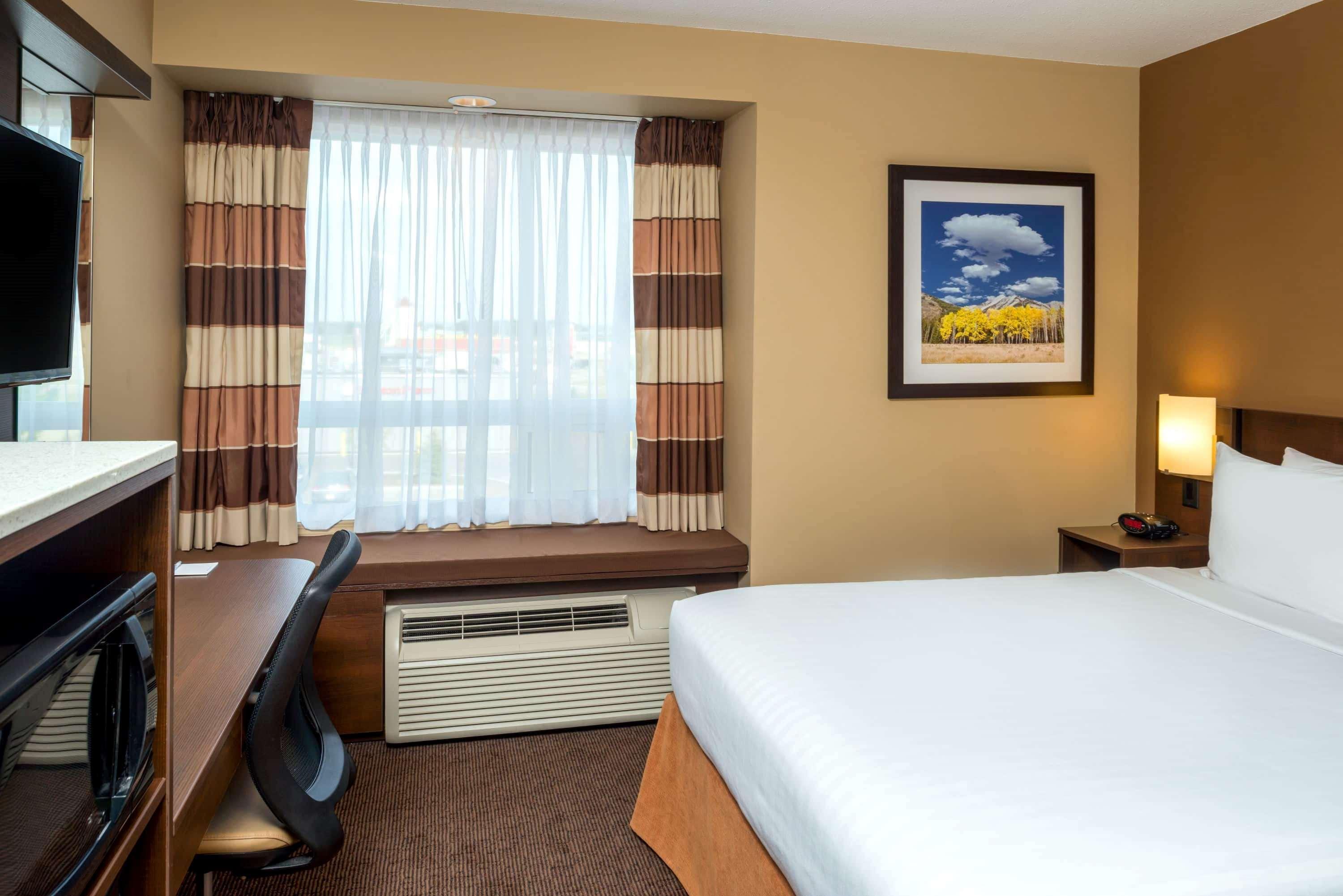 Microtel Inn & Suites By Wyndham Red Deer Esterno foto