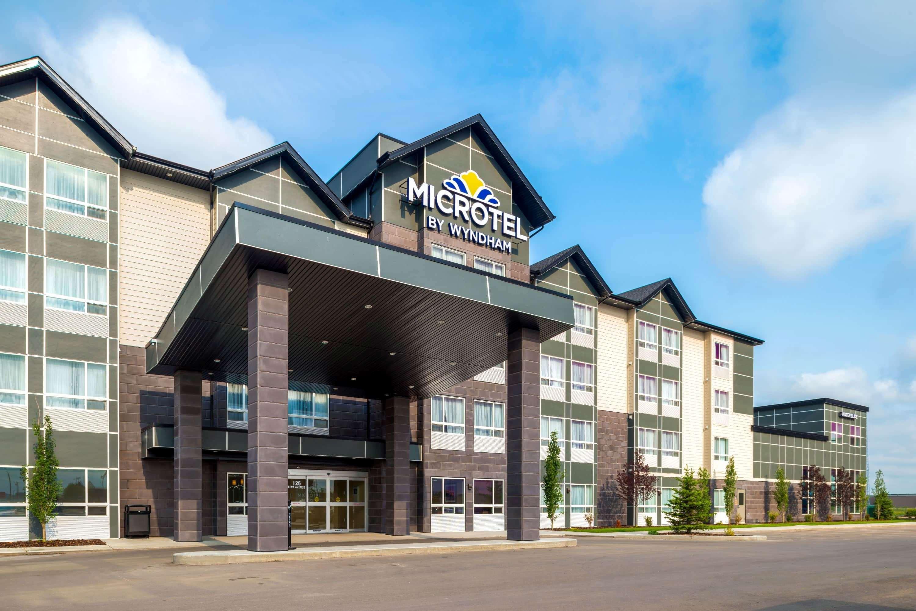 Microtel Inn & Suites By Wyndham Red Deer Esterno foto