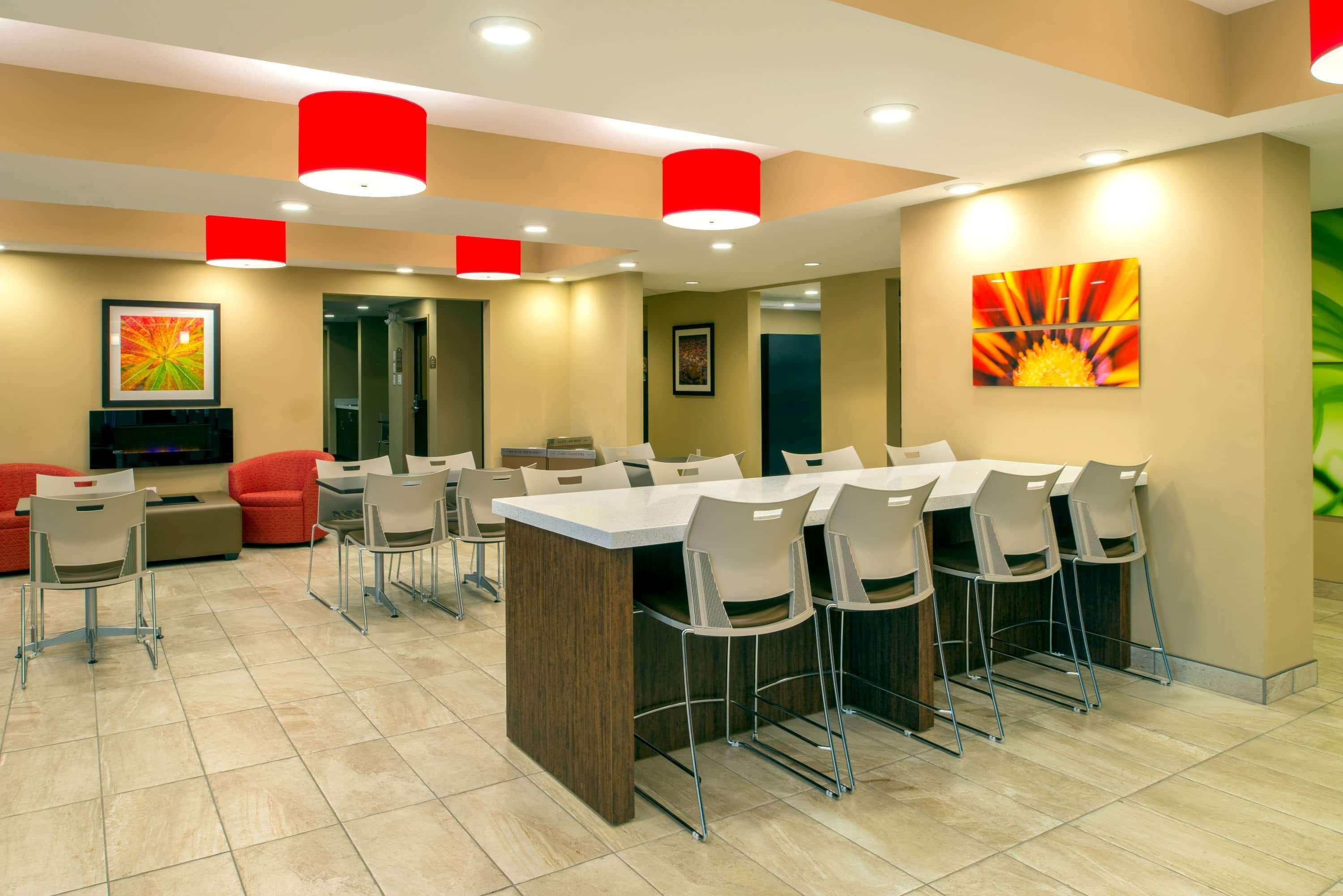 Microtel Inn & Suites By Wyndham Red Deer Esterno foto