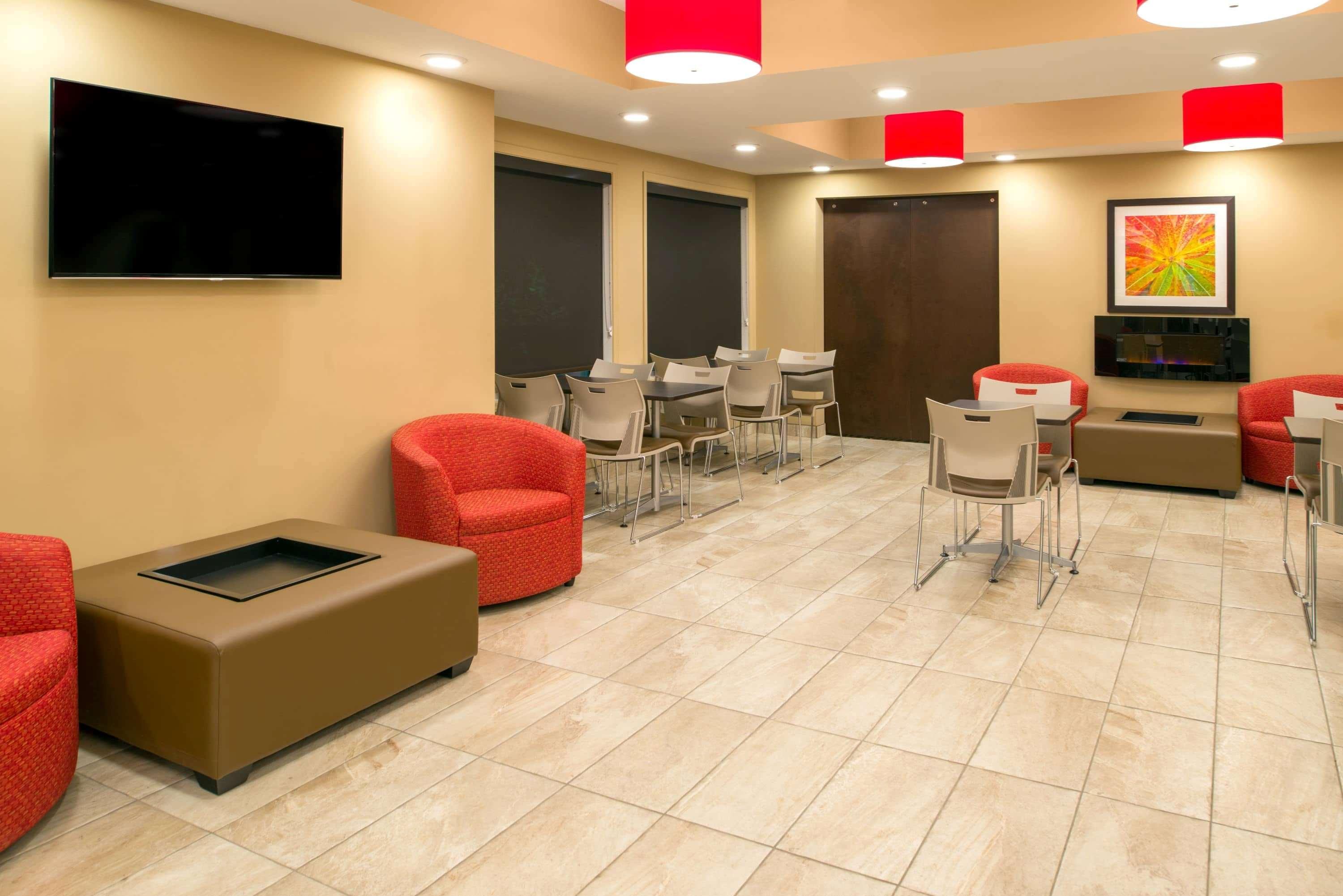 Microtel Inn & Suites By Wyndham Red Deer Esterno foto