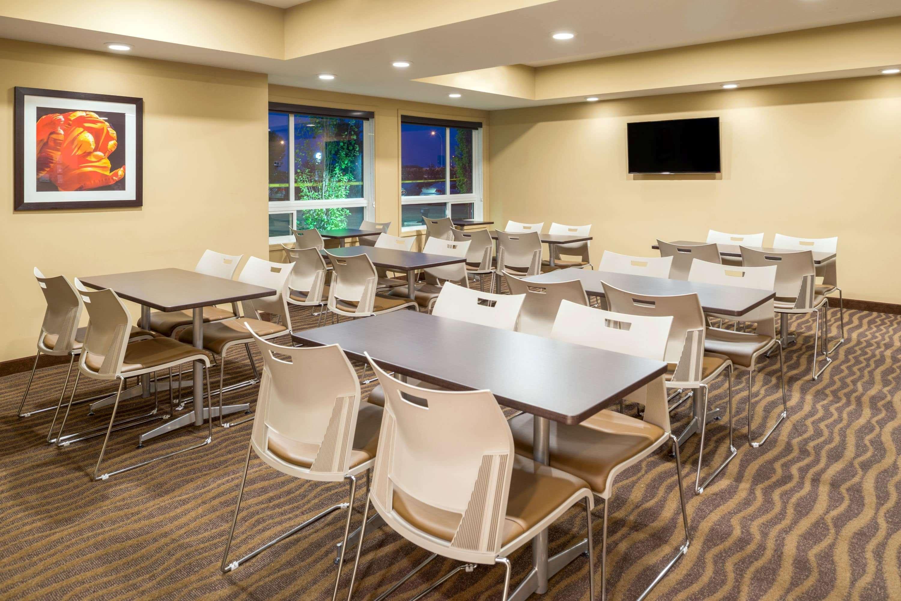 Microtel Inn & Suites By Wyndham Red Deer Esterno foto