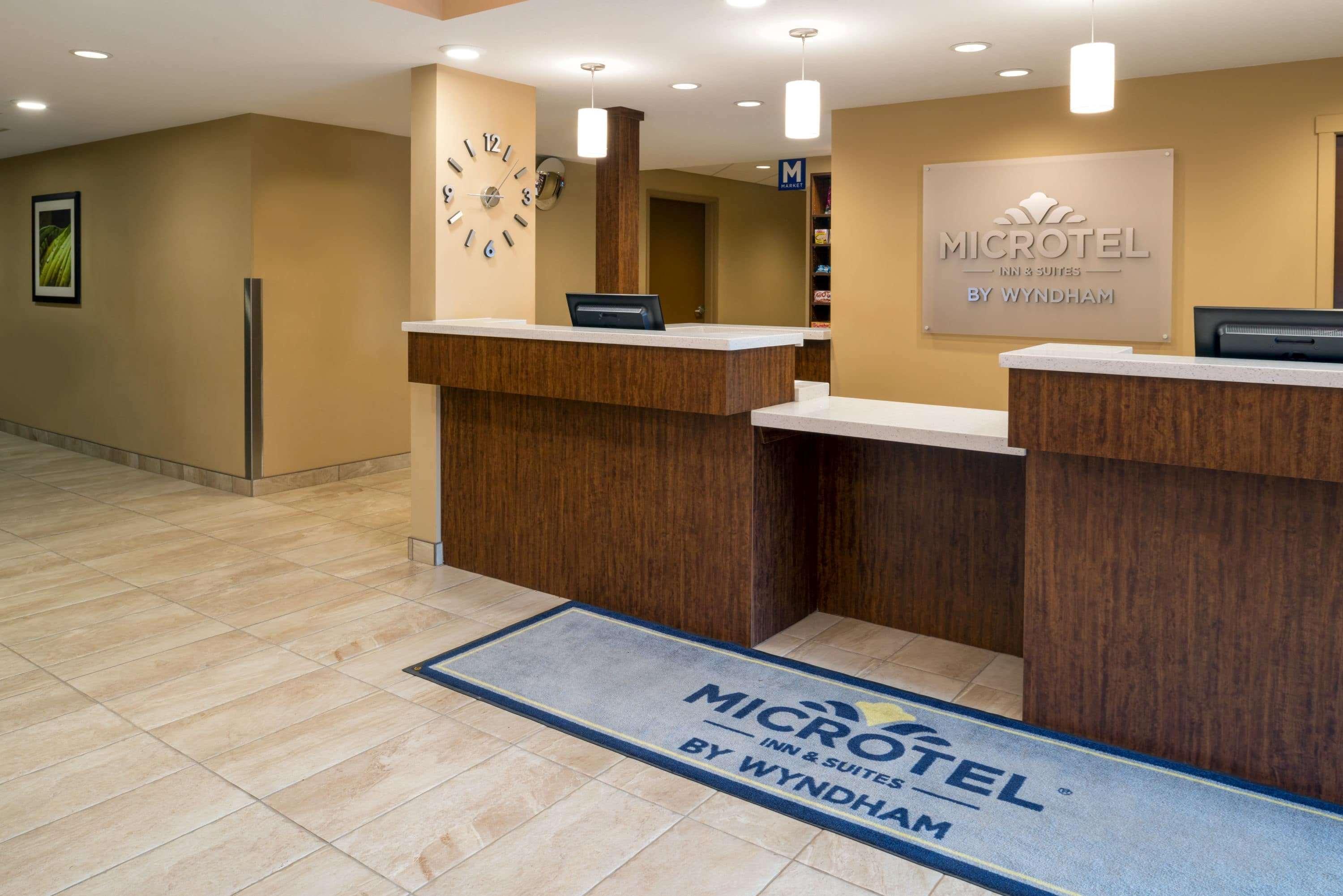 Microtel Inn & Suites By Wyndham Red Deer Esterno foto