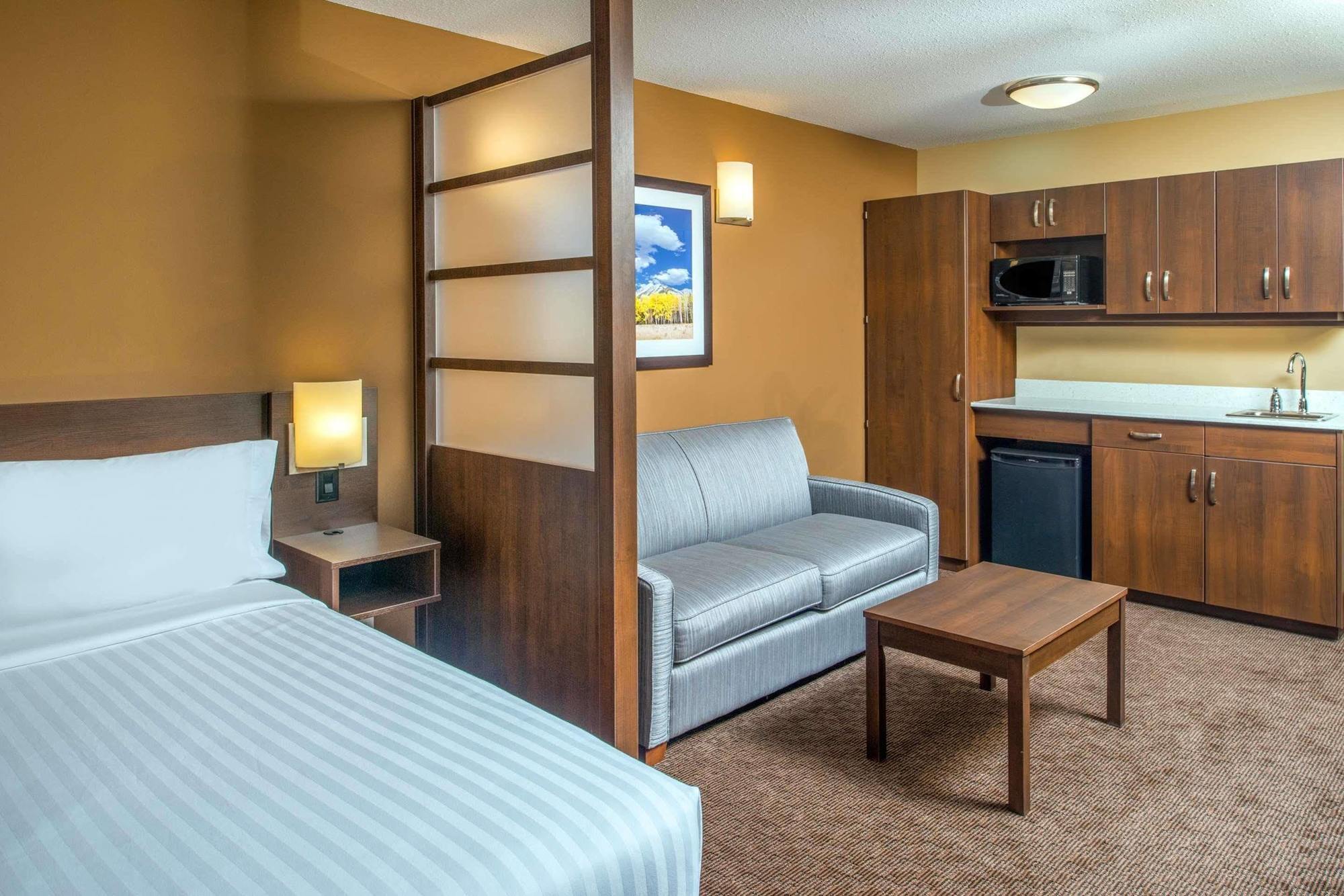 Microtel Inn & Suites By Wyndham Red Deer Esterno foto