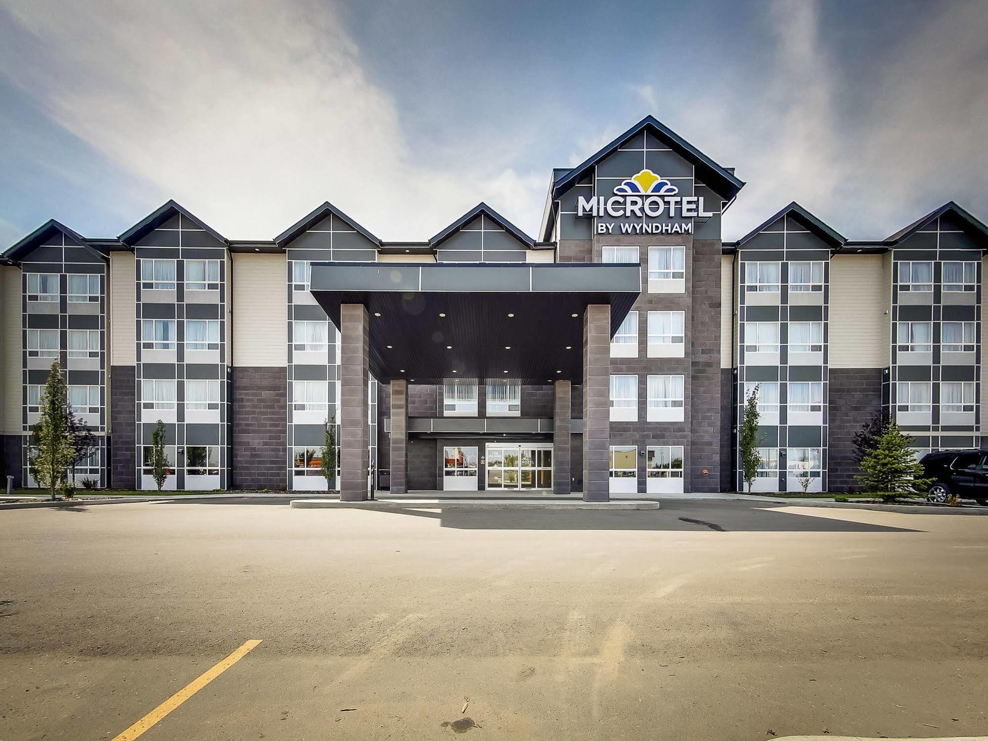 Microtel Inn & Suites By Wyndham Red Deer Esterno foto
